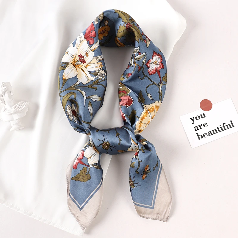 foulard bleu fleuri